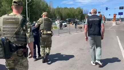 В МВД показали видео, как экстрадировали в Литву в «Каменном Логе» двух преступников