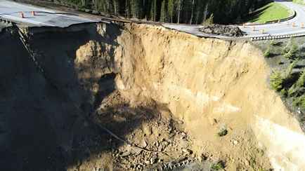 В США обрушилась часть трассы — власти объявили режим ЧС