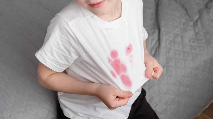 Как легко отмыть пятна от клубники? Эта хитрость не требует специальных средств