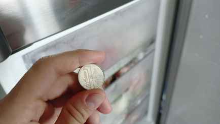 Зачем класть монету в морозилку? Вот как этот лайфхак убережёт от отравления