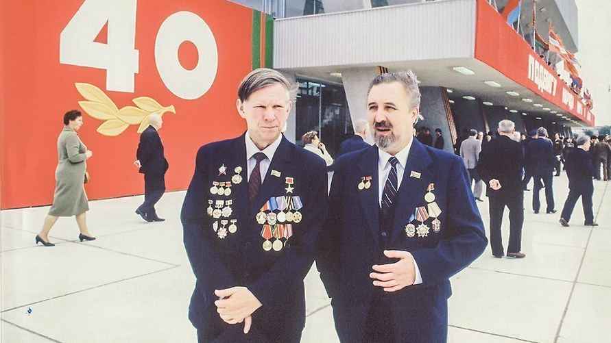 Василий Быков с композитором Евгением Глебовым