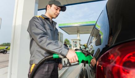«Белнефтехим» назвал новые цены на топливо в Беларуси. Как подорожало и сколько стоит бензин в странах-соседках?