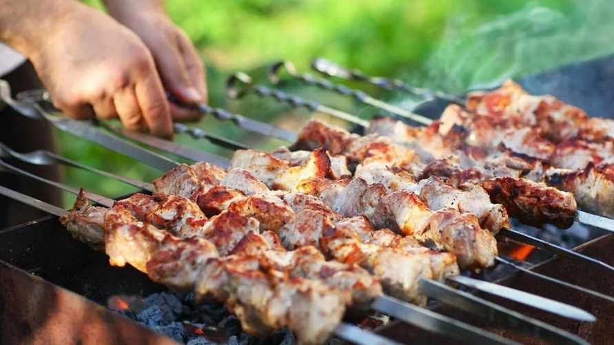 Жарить мясо удаленно. В Минске опубликовали вакансию менеджера по шашлыкам. Что по зарплате?