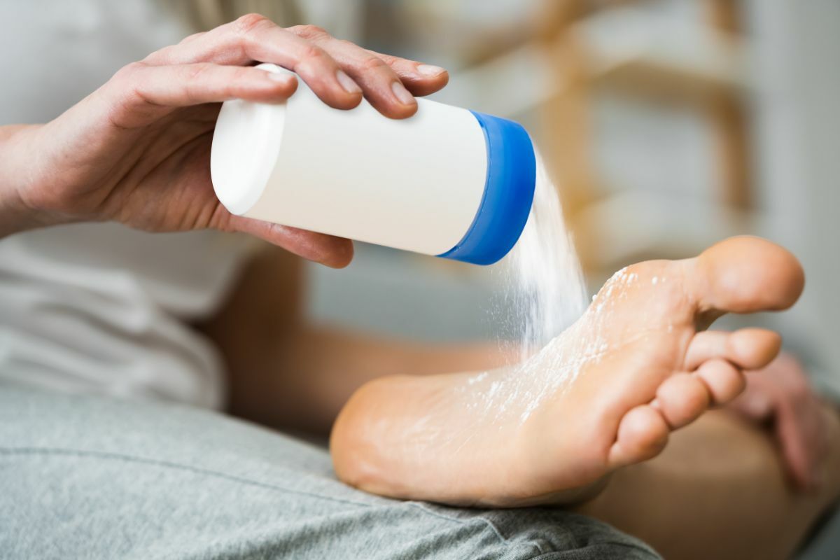 Как бороться с потливостью ног в жару? Сделайте так — и забудете о запахе и грибке