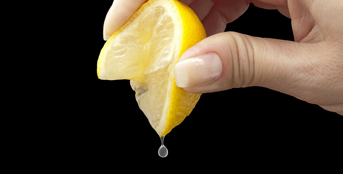 Всё еще выбрасываете лимонную кожуру? Эти 7 способов её применения заставят вас передумать
