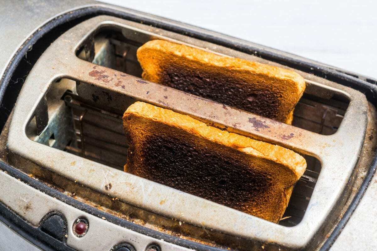 Как почистить тостер внутри? Этот трюк уберёт все крошки из прибора