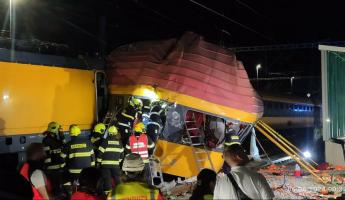 В Чехии пассажирский поезд столкнулся с грузовым — погибли 4 пассажира, десятки пострадавших