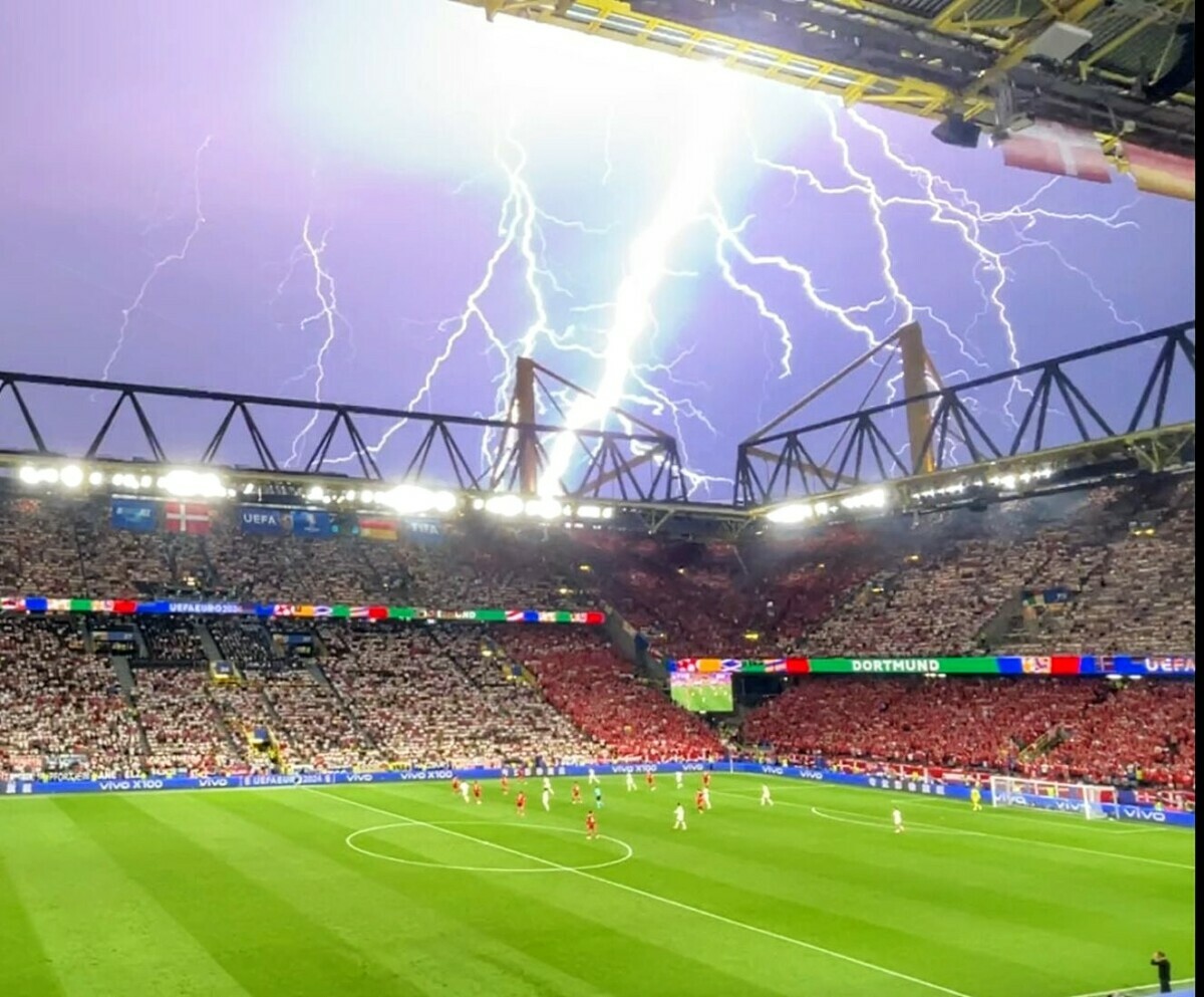 «Тор вернулся?» — В Германии футбольный матч Евро-2024 прервали из-за мощного шторма с градом и молниями
