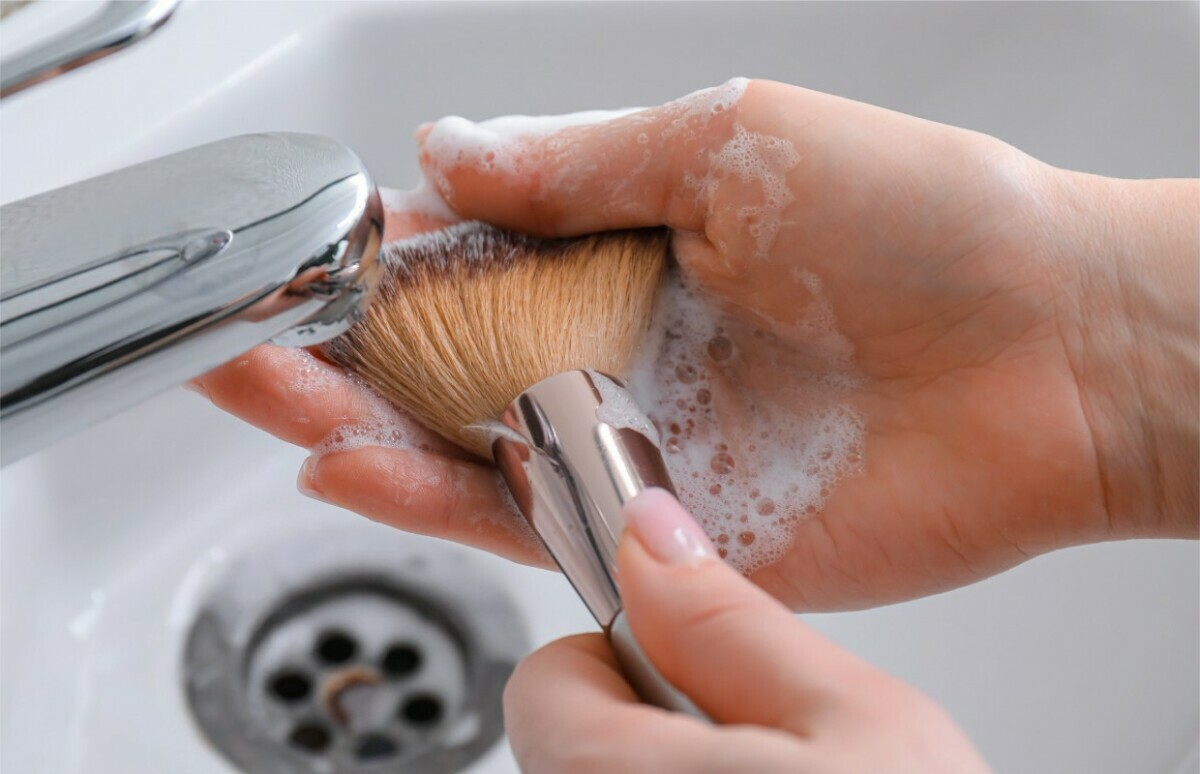 Не выбрасывайте старый шампунь для волос пока не узнаете, как применить его с пользой. Нашли 10 лайфхаков