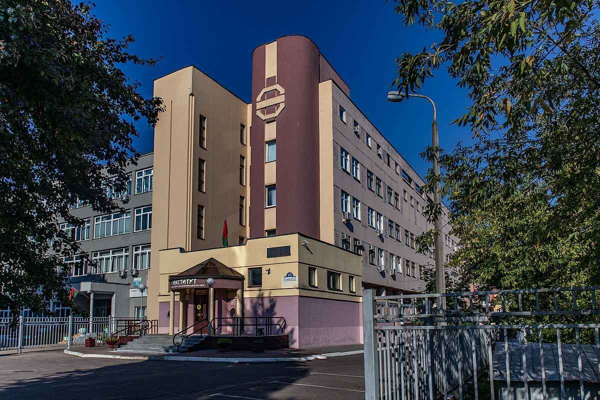 В Минобразования запретили набирать первокурсников в один минский вуз. Его тоже закроют?
