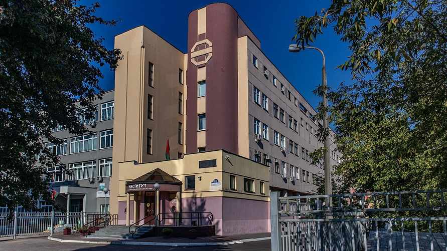 В Минобразования запретили набирать первокурсников в один минский вуз. Его тоже закроют?