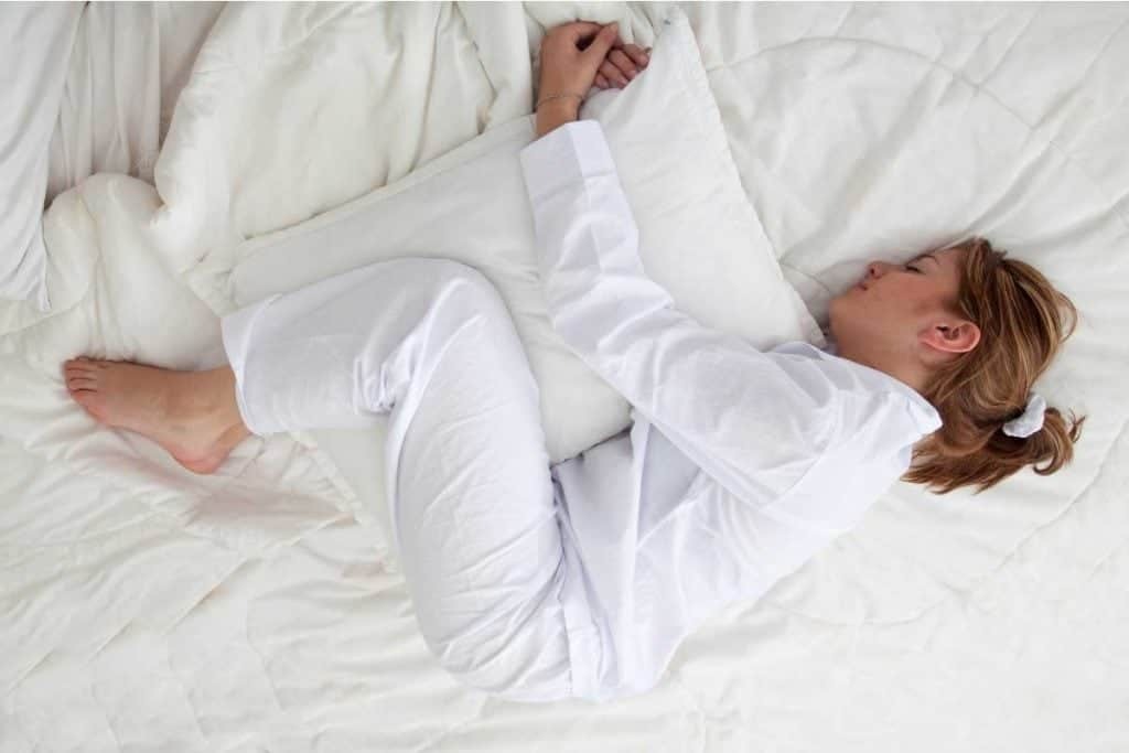 Как уснуть, если болит спина? Вот какие позы и лайфхаки облегчат самочувствие