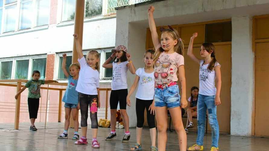 В Минобразования Беларуси рассказали, можно ли отправить ребёнка в лагерь другой школы