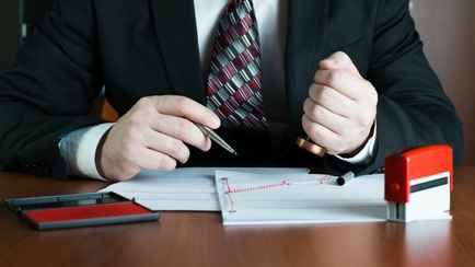 Минюст запретил белорусским нотариусам писать комментарии в Интернете. Это как?