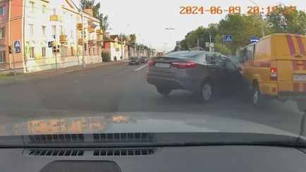 На видео попало, как авто службы газа врезалось в легковушку и перевернулось на перекрёстке в Минске