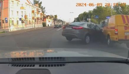 На видео попало, как авто службы газа врезалось в легковушку и перевернулось на перекрёстке в Минске