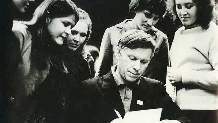 Быков дарит автографы своим поклонникам