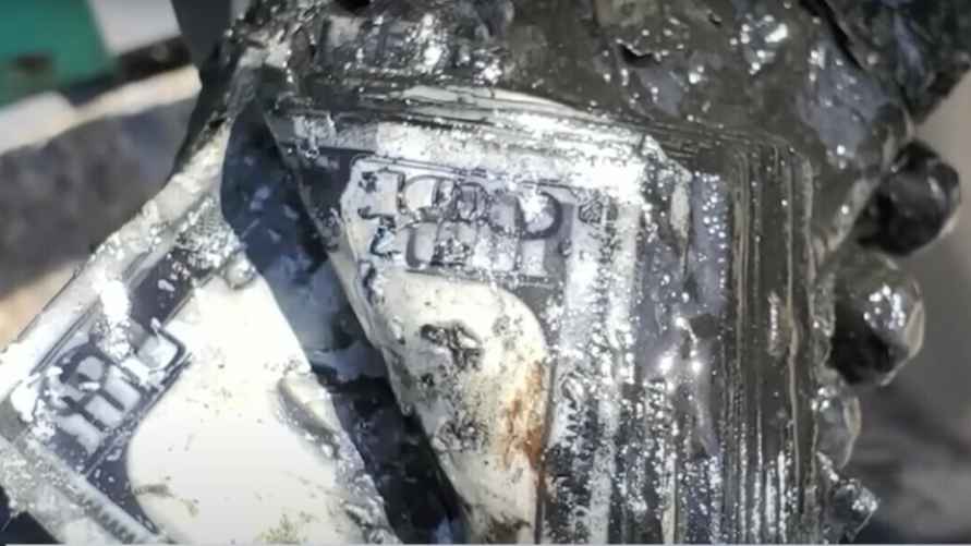 Найденные купюры были достаточно серьёзно повреждены водой, однако большинство подлежит обмену. Фото: PIX11 News