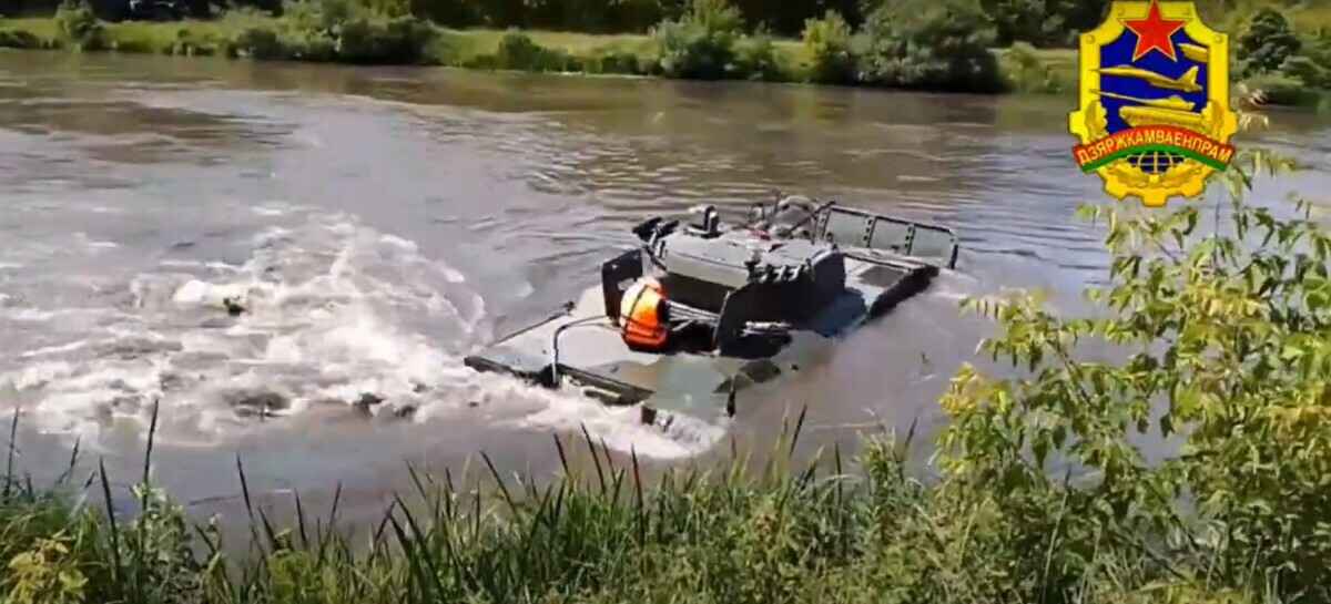 Госкомвоенпром показал испытания белорусского бронетранспортера V-2 от МЗКТ