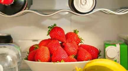 Сделайте так — и клубника в холодильнике останется свежей надолго. А зачем некоторые мочат ее в уксусе?