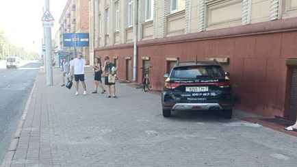 В центре Минска такси вылетело на тротуар и врезалось в здание