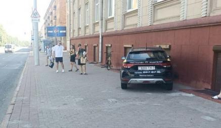 В центре Минска такси вылетело на тротуар и врезалось в здание