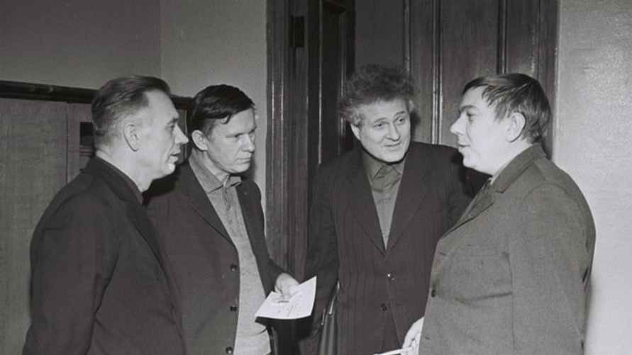 Василий Быков был членом Союза писателей БССР. На фото: белорусские писатели В.В. Быков, Н.Я. Аврамчик А.А. Дракохруст, В.С. Короткевич в перерыве между заседаниями пленума правления Союза писателей БССР, 1972 г.