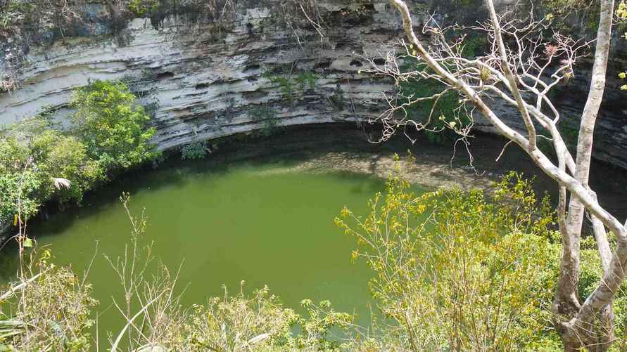 В священном сеноте, или воронке, в Чичен-Ице были обнаружены человеческие останки и ценные вещи