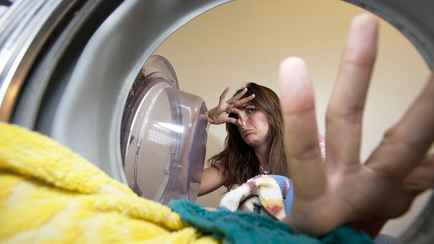 Забыли развесить постиранные вещи и теперь они пахнут затхлостью? Налейте полстакана этого в воду — и проблема решена