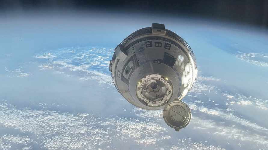 Запущенный с третьей попытки космический корабль Boeing успешно добрался до МКС