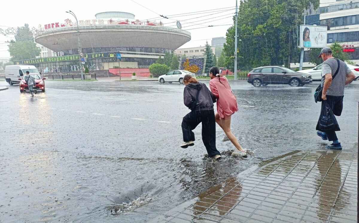 Дубль два? МЧС предупредило белорусов о сильных ливнях в одной из областей Беларуси