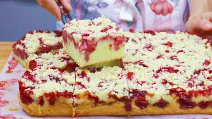 Как приготовить быстрый пирог с клубникой? Этот бабушкин рецепт порадует каждого сладкоежку