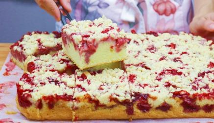 Как приготовить быстрый пирог с клубникой? Этот бабушкин рецепт порадует каждого сладкоежку