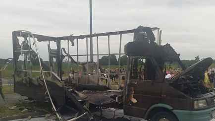 В Лиде на парковке сгорели два авто. В МЧС рассказали, кто виноват