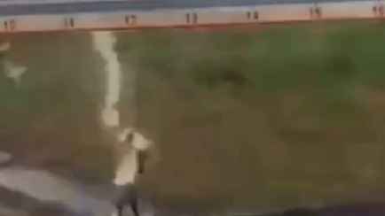 На видео попало, как мужчину убило молнией в Подмосковье