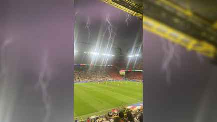 «Тор вернулся?» — В Германии футбольный матч Евро-2024 прервали из-за мощного шторма с градом и молниями