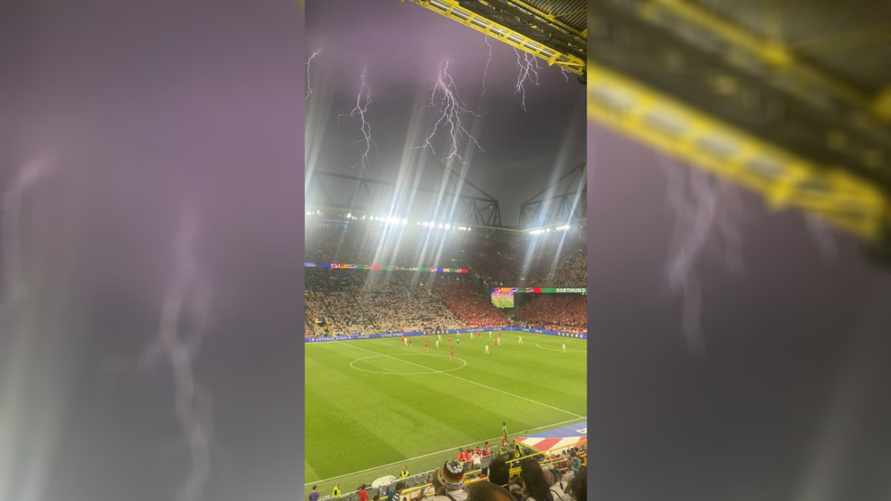 «Тор вернулся?» - В Германии футбольный матч Евро-2024 прервали из-за мощного шторма с градом и молниями