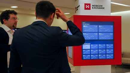 Московская биржа объявила о прекращении торгов долларом и евро. Что случилось?