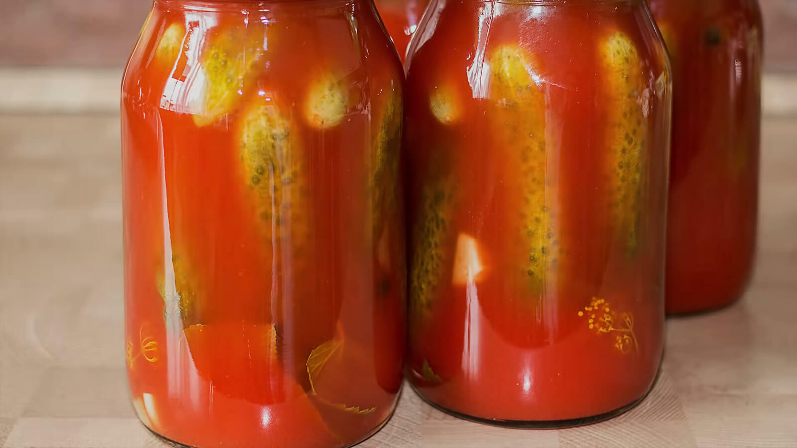 С этим рецептом вы забудете про малосольные огурцы. Как заготовить их в томатном кетчупе?