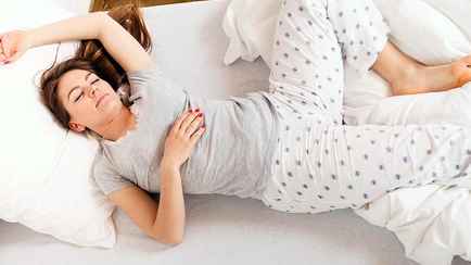 Врачи посоветовали не спать в такой одежде. Как влияет на сон и здоровье?