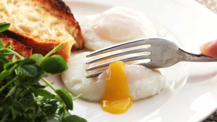 Как приготовить яйцо пашот, как в ресторане? С этим способом вам не понадобятся формочки и пакеты