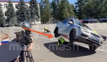 В России во время показательных выступлений машина ГИБДД рухнула на голову инспектора