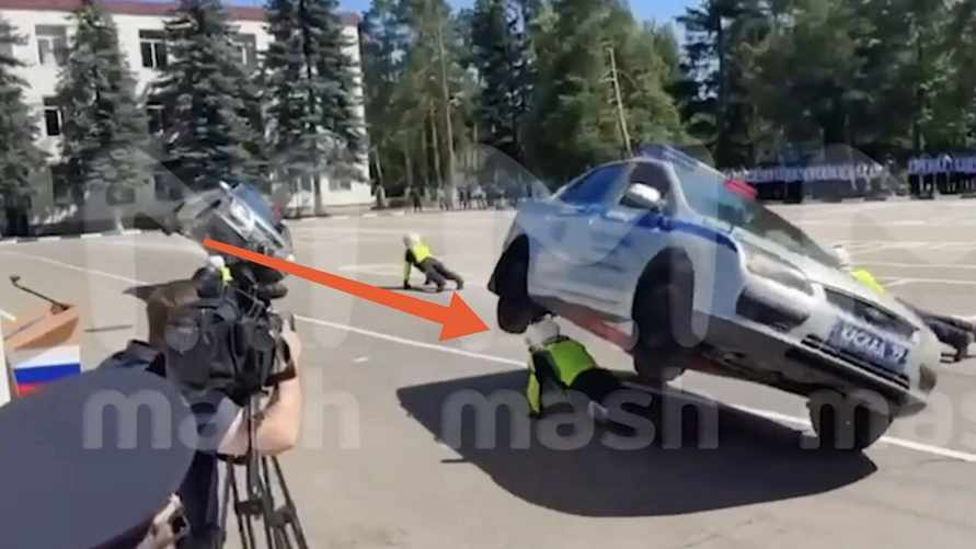 В России во время показательных выступлений машина ГИБДД рухнула на голову инспектора