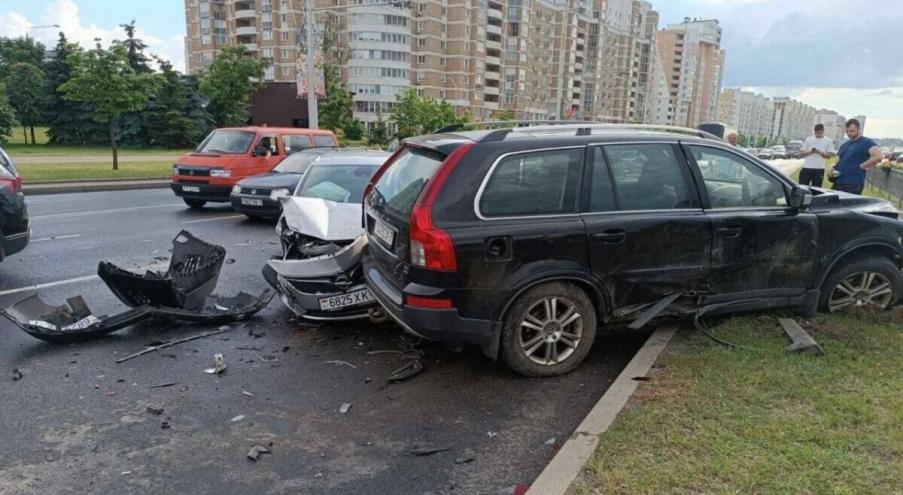 Как рассказали в ГАИ Минска, авария произошла около