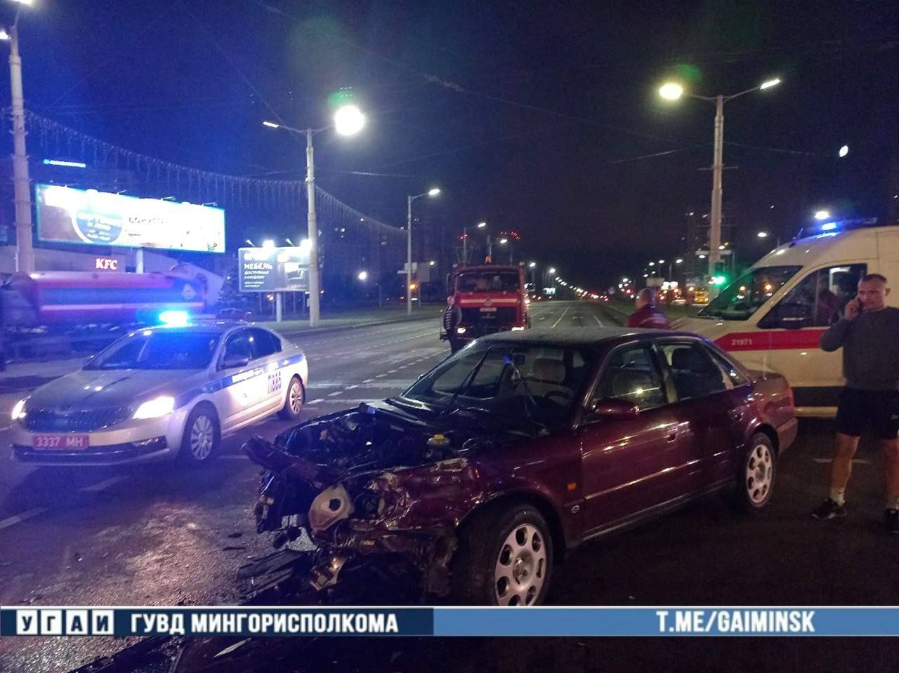 В Минске такси вылетело на перекрёстке на красный и протаранило три легковушки