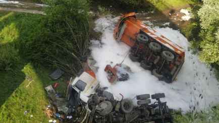 Под Речицей бензовоз протаранил ограждение и слетел с моста