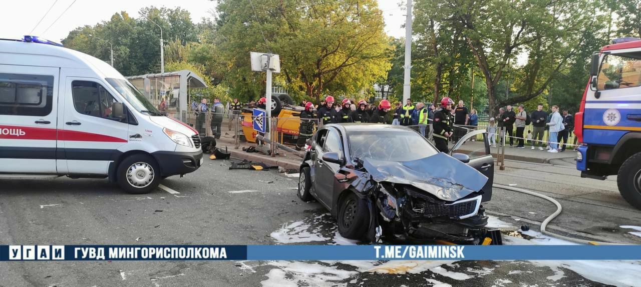 На видео попало, как авто службы газа врезалось в легковушку и перевернулось на перекрёстке в Минске