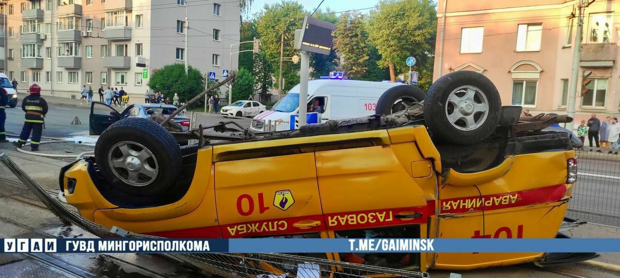 На видео попало, как авто службы газа врезалось в легковушку и перевернулось на перекрёстке в Минске