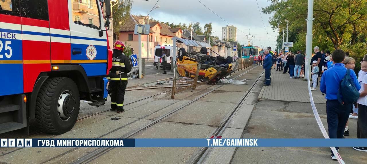 На видео попало, как авто службы газа врезалось в легковушку и перевернулось на перекрёстке в Минске