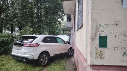 В Могилёве кроссовер после ДТП влетел в пятиэтажку – водитель погиб